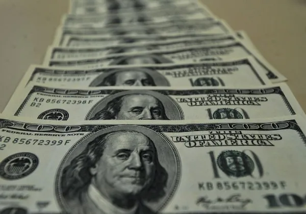 Dólar tem leve queda e Ibovespa recua com incertezas sobre tarifa dos EUA contra Brasil