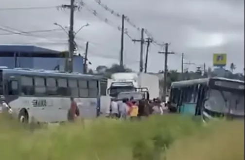 Dois ônibus de transporte coletivo colidem em Feira de Santana