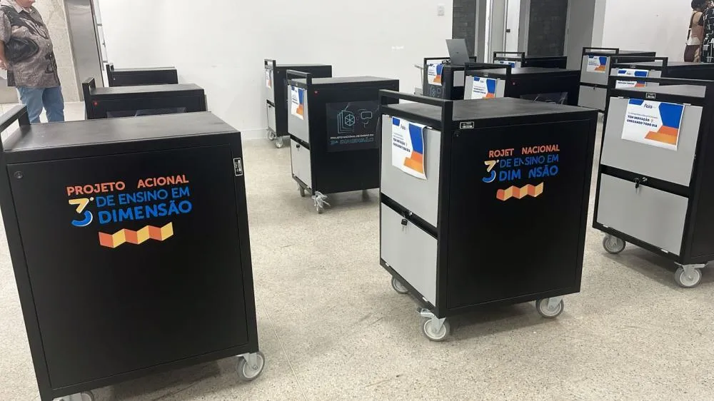 Prefeitura entrega carrinhos de 3D a 33 unidades da rede municipal