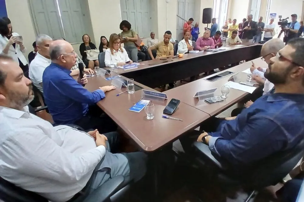 Prefeito empossa 11 servidores concursados e convoca mais 208
