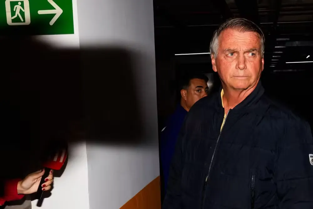 Foto de 18 de julho de 2025 - O ex-presidente da República, Jair Bolsonaro, deixa a sede do Partido Liberal (PL), em Brasília, para ir para casa devido às medidas restritivas impostas pelo Supremo Tribunal Federal (STF) — Foto: WILTON JUNIOR/ESTADÃO CONTE
