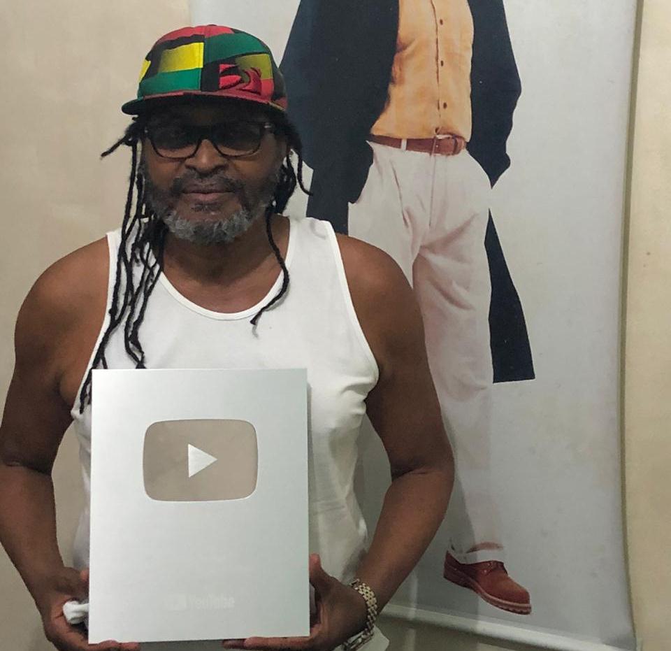 Edson Gomes recebe placa especial do YouTube por marca alcançada