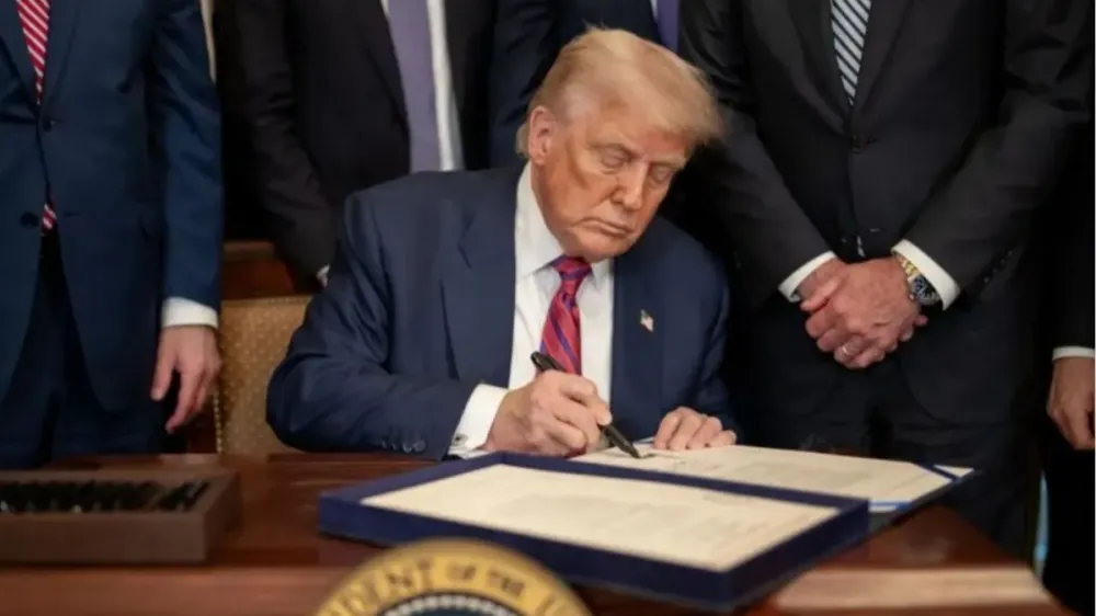 Presidente dos EUA, Donald Trump, assinando documento - Foto: Casa Branca | Divulgação