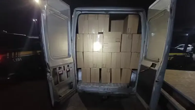 PRF apreende carga com 130 mil maços de cigarro em van