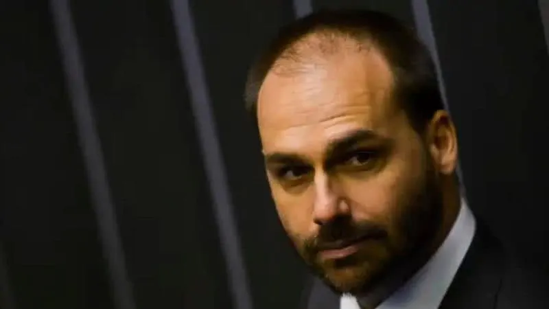 Eduardo Bolsonaro rechaça dosimetria e ameaça relator com possíveis sanções
