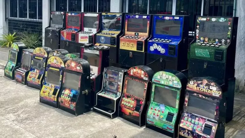 Operação contra jogos de azar apreende 19 máquinas caça-níqueis e drogas em Feira de Santana