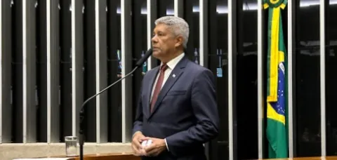 Jerônimo defende investimentos em segurança e mira adversários