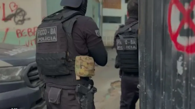 Operação desarticula rota de armas que fortalece facção em Salvador