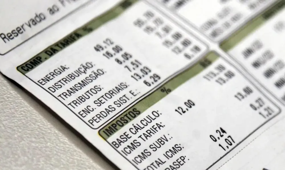 Aneel reduz bandeira para vermelha 1 na conta de luz em outubro