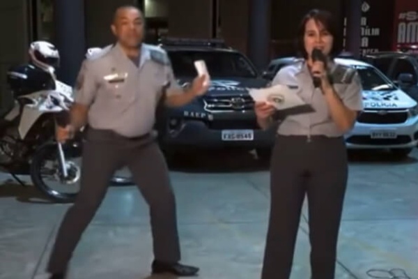 Policial viraliza com dança durante live solidária; assista