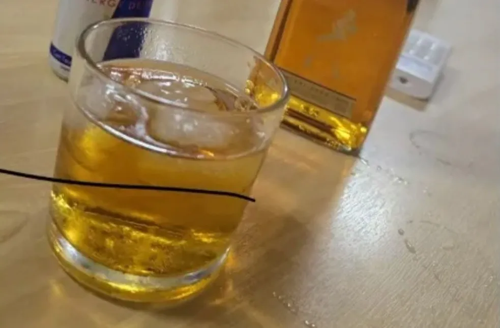 Foto de Whisky em gabinete de prefeito pode gerar CPI na Bahia