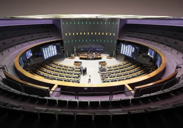 Câmara vota isenção do IR para quem ganha até R$ 5 mil