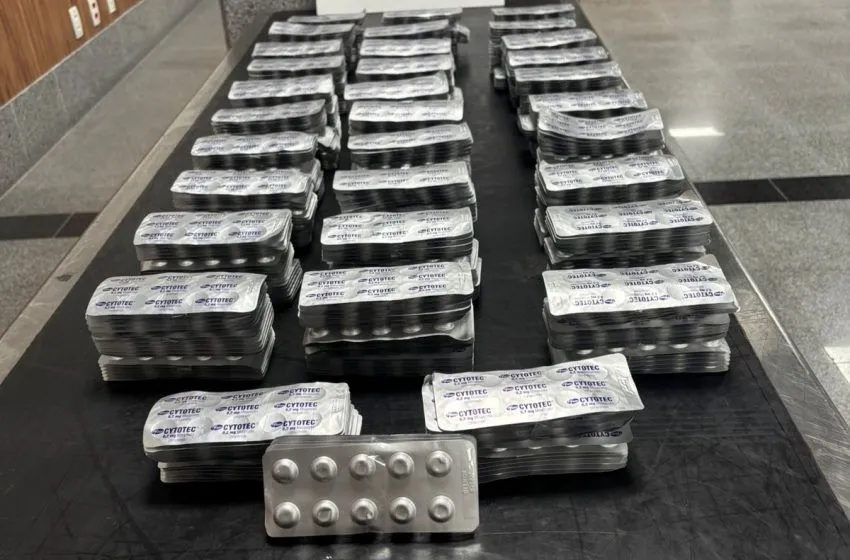 Idosa é flagrada com quase 10 mil comprimidos abortivos no aeroporto de Salvador