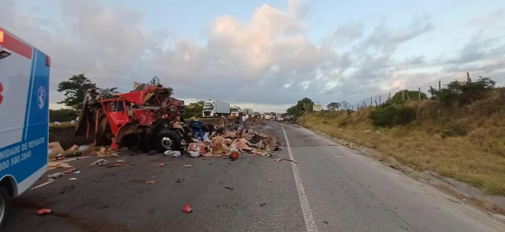 Acidente grave mata duas pessoas na BR-116, próximo a cidade de Santo Estêvão