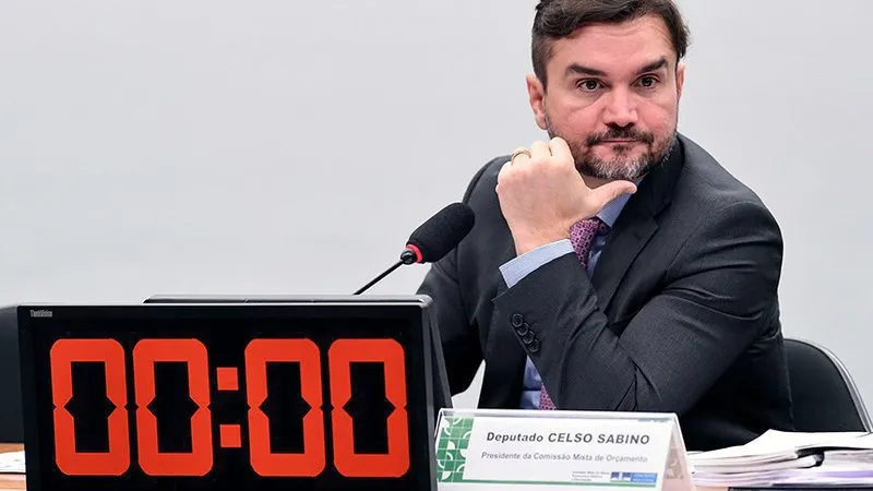 Sabino desiste de deixar governo Lula após apoio de deputados e gera desgaste a ACM Neto; entenda