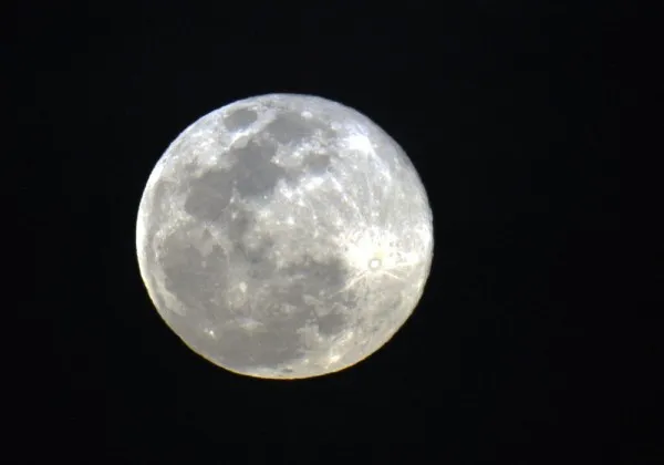 Superlua promete espetáculo no céu nesta madrugada de terça-feira