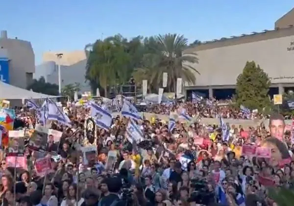 Reféns israelenses, presos a 738 dias, são libertados pelos Hamas