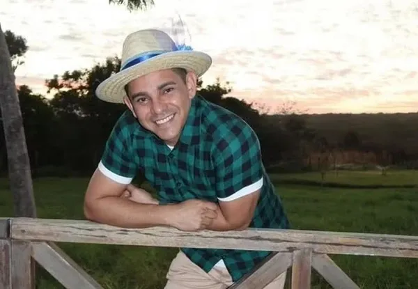 Professor morre após ser empurrado de penhasco por alunos