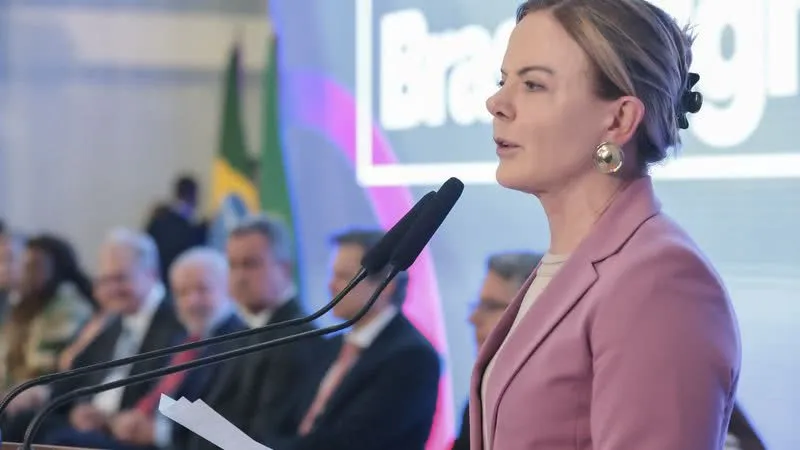 Gleisi vai distribuir cargos de exonerados do Centrão para governistas