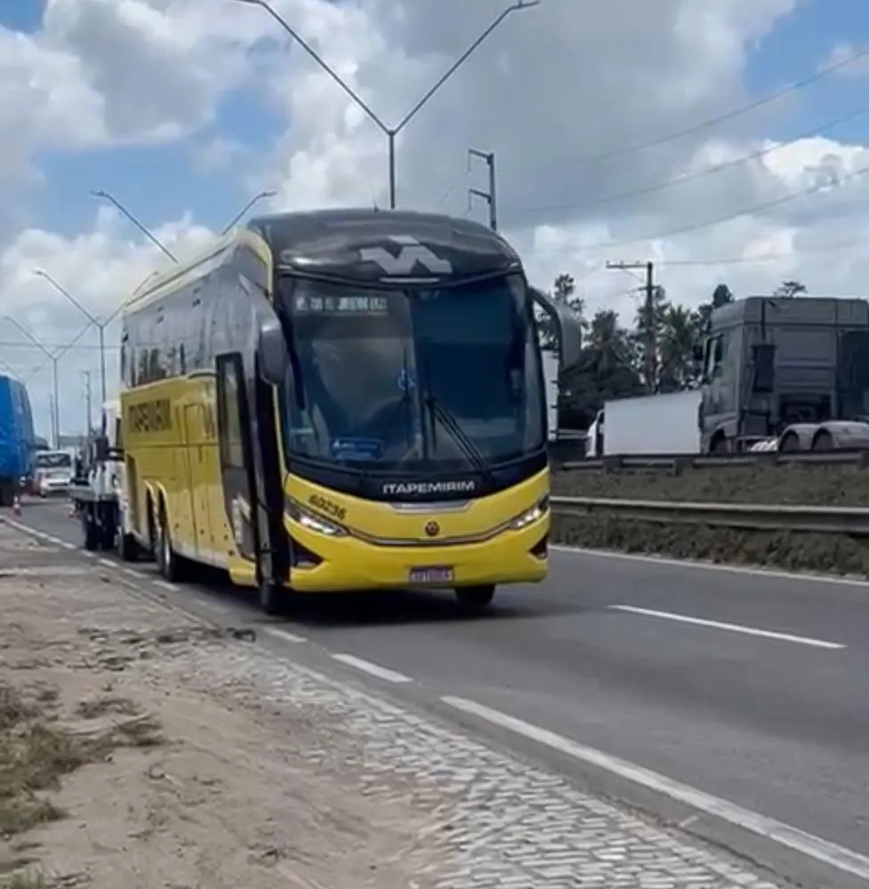 Ônibus da Viação Itapemirim quebra nas proximidades do distrito de Humildes 