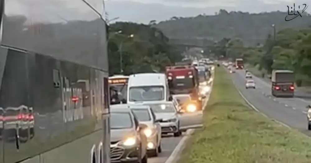 Acidente na BR-324 deixa trânsito lento no sentido Salvador