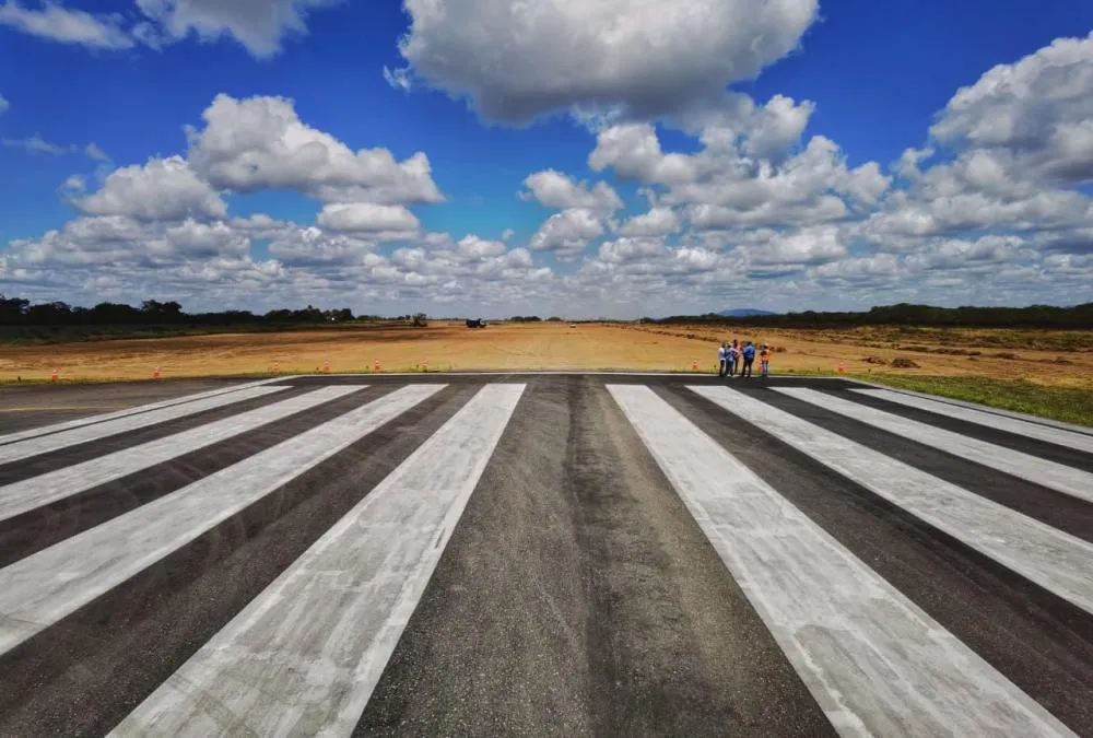 Pista de pouso e decolagem começa a ser ampliada no Aeroporto João Durval Carneiro, em Feira de Santana