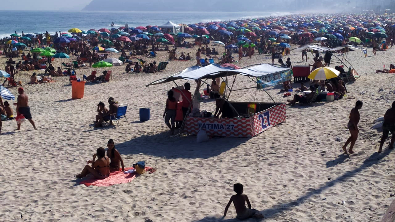 Praias, bares e transporte público lotam durante feriado no Rio de Janeiro