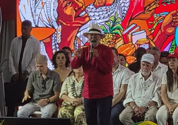 Em Salvador, Lula critica prisão de Maduro e defende soberania da América do Sul
