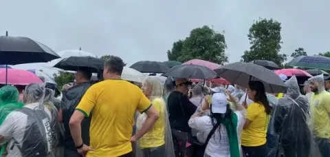 Raio atinge manifestantes na Praça do Cruzeiro, em Brasília