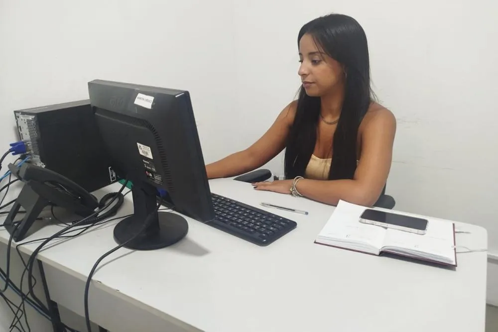 Secretaria da Mulher amplia atendimento jurídico e resolve mais de 900 casos em 2025