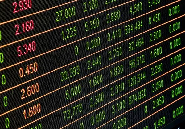 Dia histórico na Bolsa: Ibovespa bate recorde enquanto dólar tem sessão de forte volatilidade