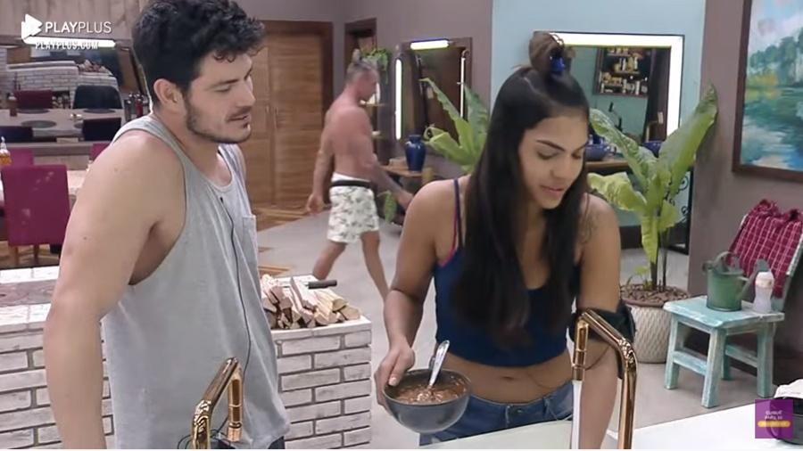 A Fazenda: Cantora da 'metralhadora' brinca com sotaque do feirense naturalizado JP Gadêlha