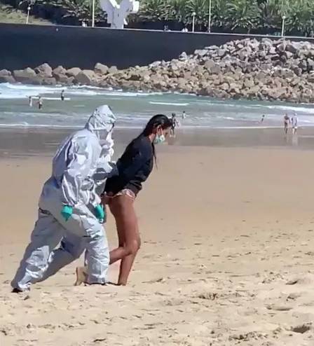 Na Espanha, salva-vidas é retirada do mar e presa por surfar infectada com Covid -19; veja