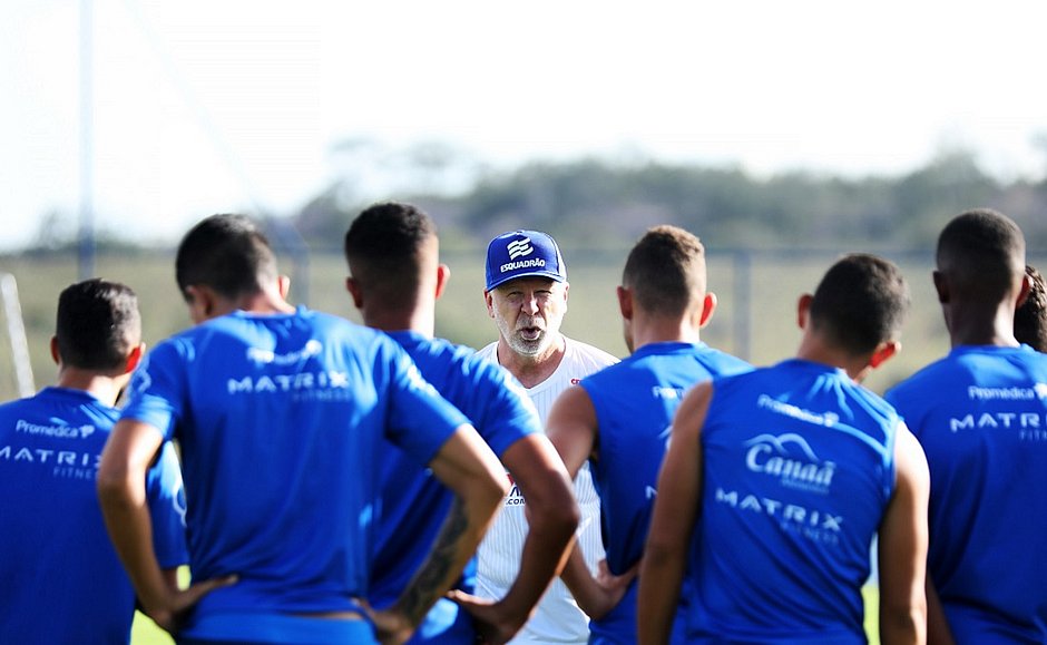 Dando atenção individual aos atletas, Mano Menezes realiza primeiro treino com o Bahia