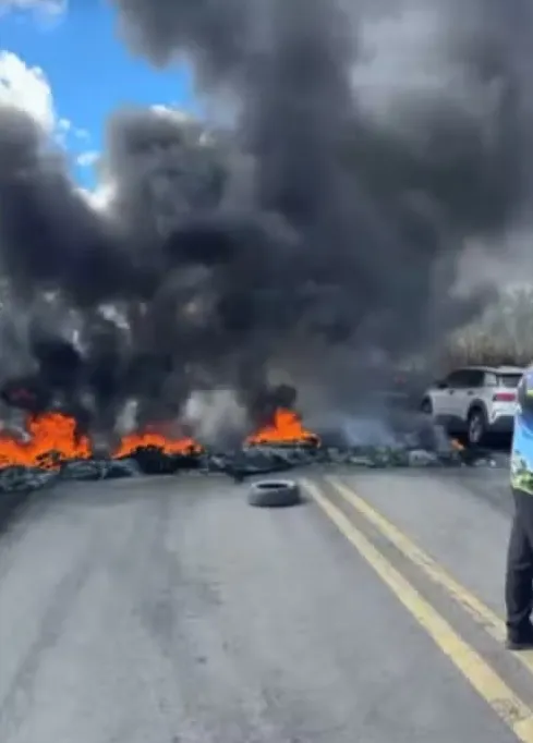 Produtores rurais interditam rodovia após conflitos por terras no extremo sul da Bahia