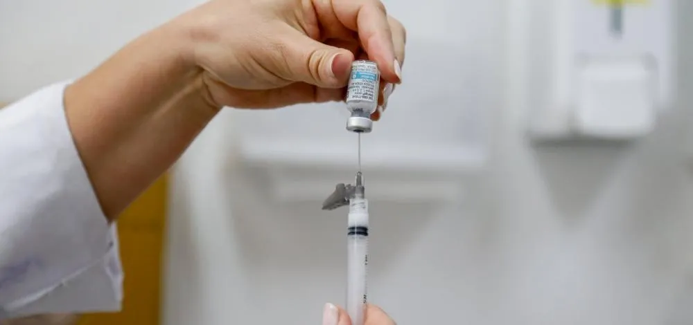 O Instituto Butantan anunciou que antecipará para o primeiro semestre de 2026 a entrega de 1,3 milhão de doses da vacina contra a dengue Butantan-DV ao Sistema Único de Saúde. Inicialmente prevista para o segundo semestre, a nova remessa permitirá a distr