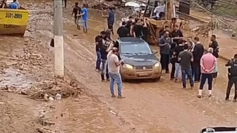 Moradores se revoltam com filmagem de Nikolas para fazer “politicagem” em cidade atingida por enchente