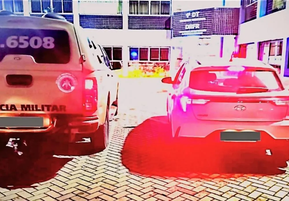 Polícia recupera carro roubado e prende suspeito no bairro 35º BI, em Feira de Santana