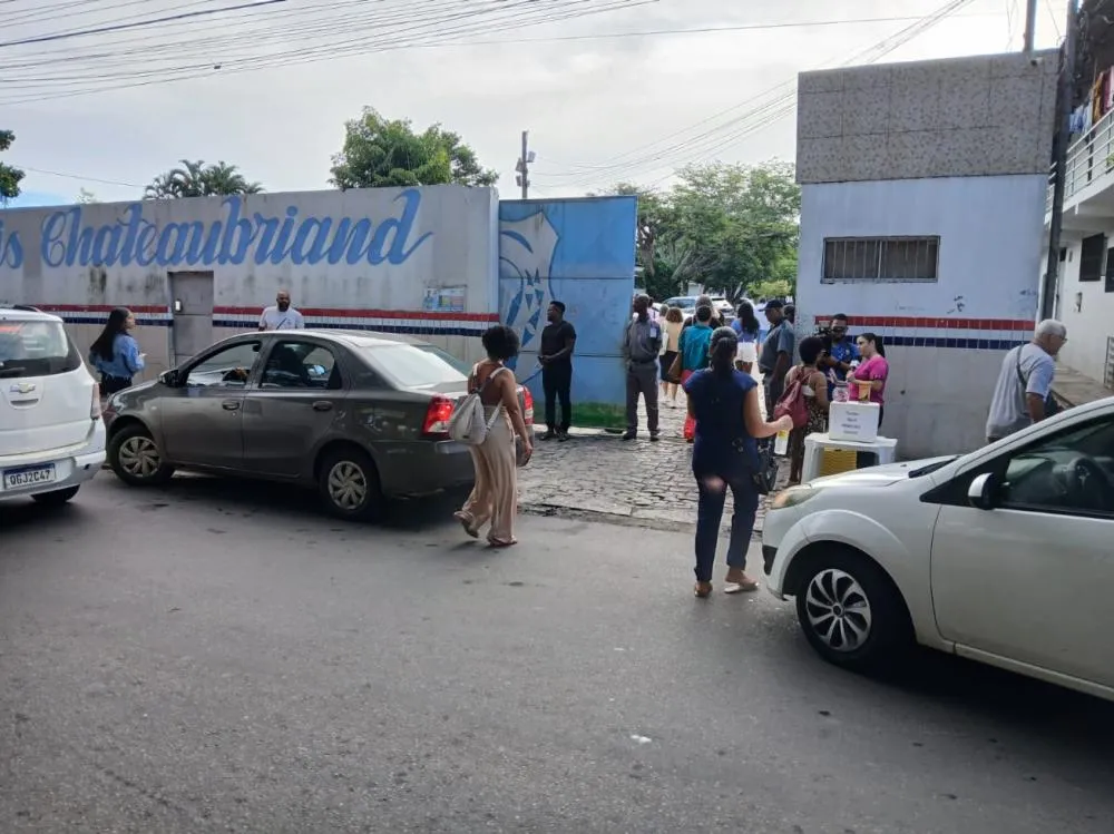 Milhares de candidatos fazem provas do concurso público para professor em Feira de Santana