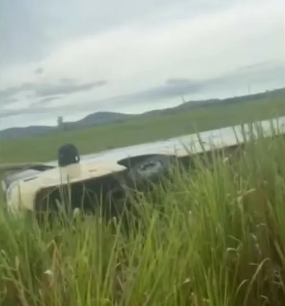 Ônibus tombou na BA-670, próximo da cidade de Itapetinga — Foto: Redes sociais