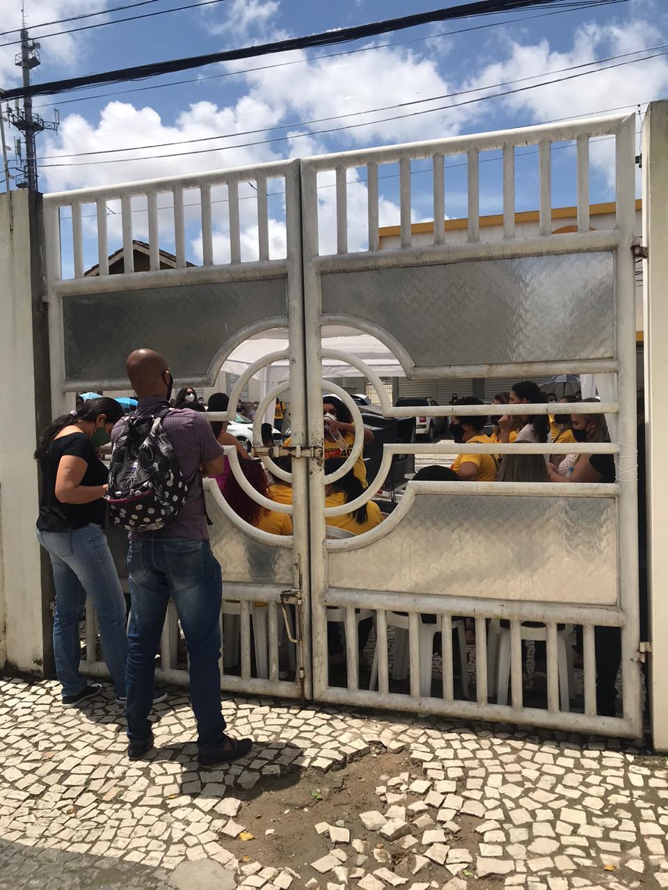 APLB bloqueia acesso ao prédio da Secretaria Municipal de Educação