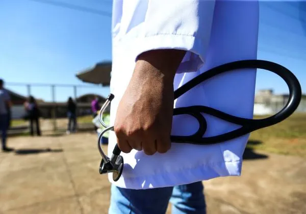 MEC pune mais de 50 cursos de medicina por desempenho insuficiente