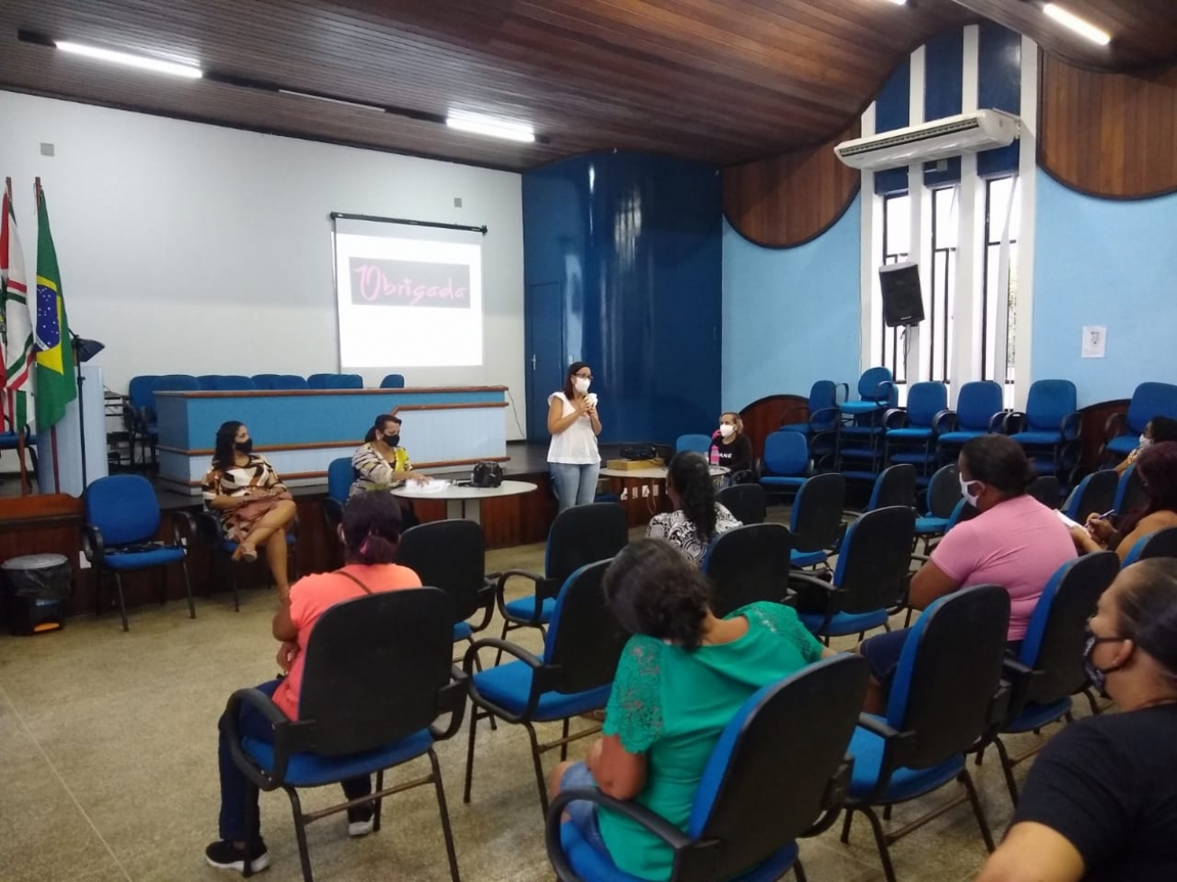 Profissionais que atuam nas escolas recebem orientações para um possível retorno às aulas