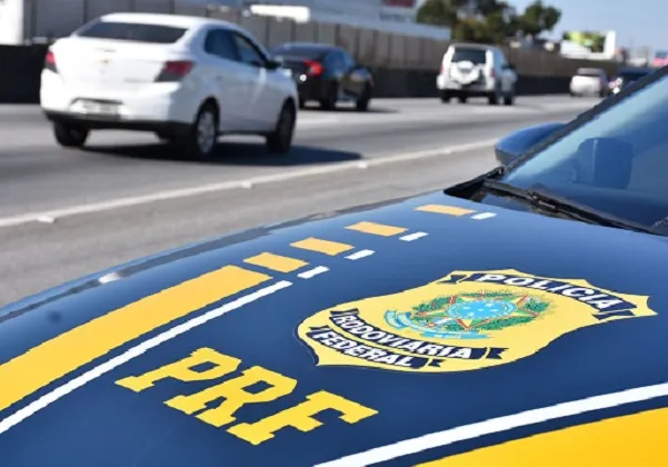 Escolta da PRF fura congestionamento na BR-324 e garante transplante renal a paciente