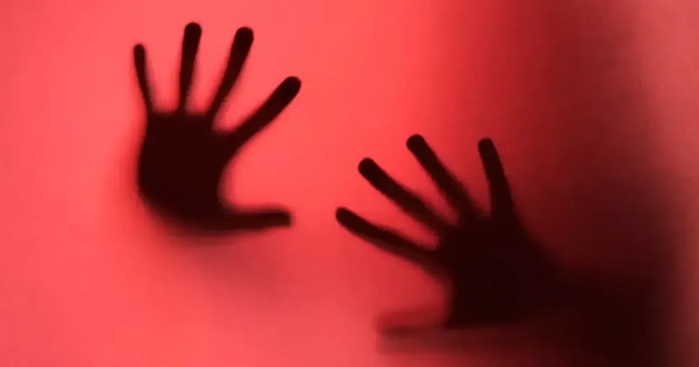 Entenda o que é o crime de vicaricídio, violência que passa a ser prevista em lei no Brasil