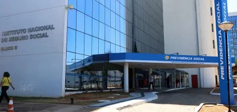 Governo demite presidente do INSS para tentar virar página das fraudes