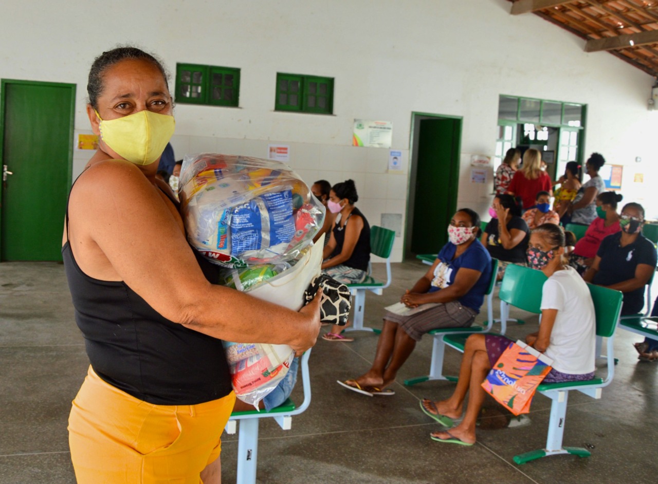 Começa a distribuição dos kits de alimentos aos 51.370 estudantes da Rede Municipal