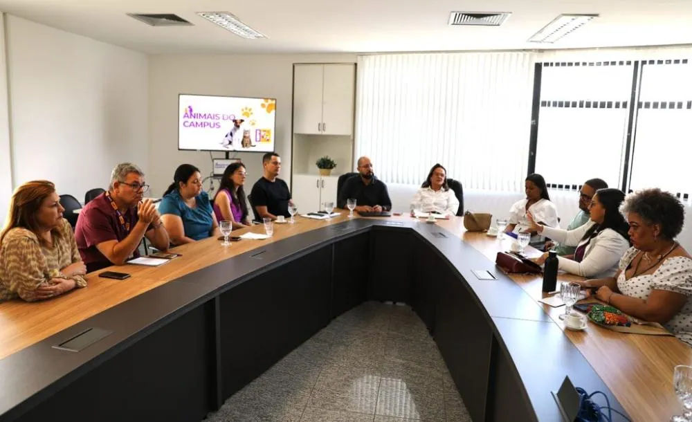 Uefs pede apoio do município para conter avanço de animais abandonados no campus