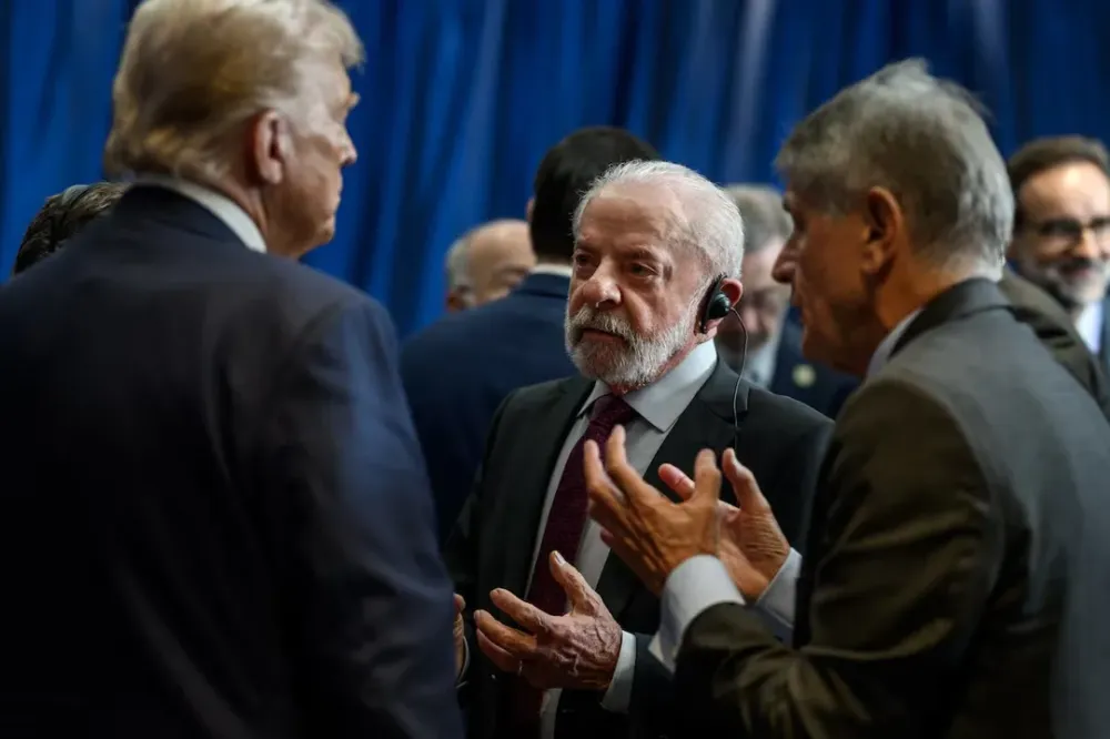 Donald Trump e Lula em encontro presencial - Foto: Daniel Torok/Casa Branca Oficial