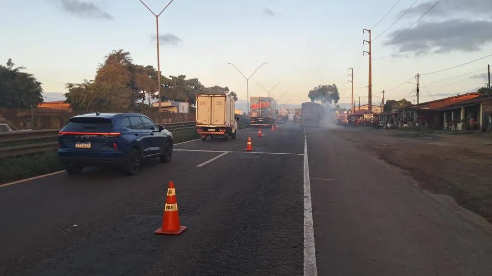 Carreta carregada de soja pega fogo e interdita BR-324 na Bahia